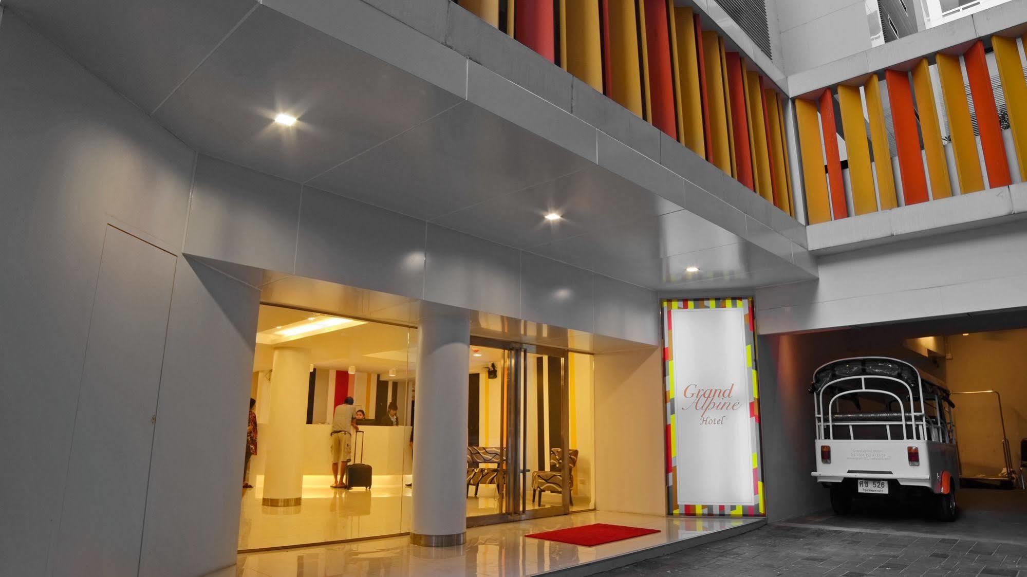 Grand Alpine Hotel Bangkok Exterior foto